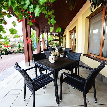 Hotel Daglezja Nad Jeziorem Kornickim Курник Экстерьер фото