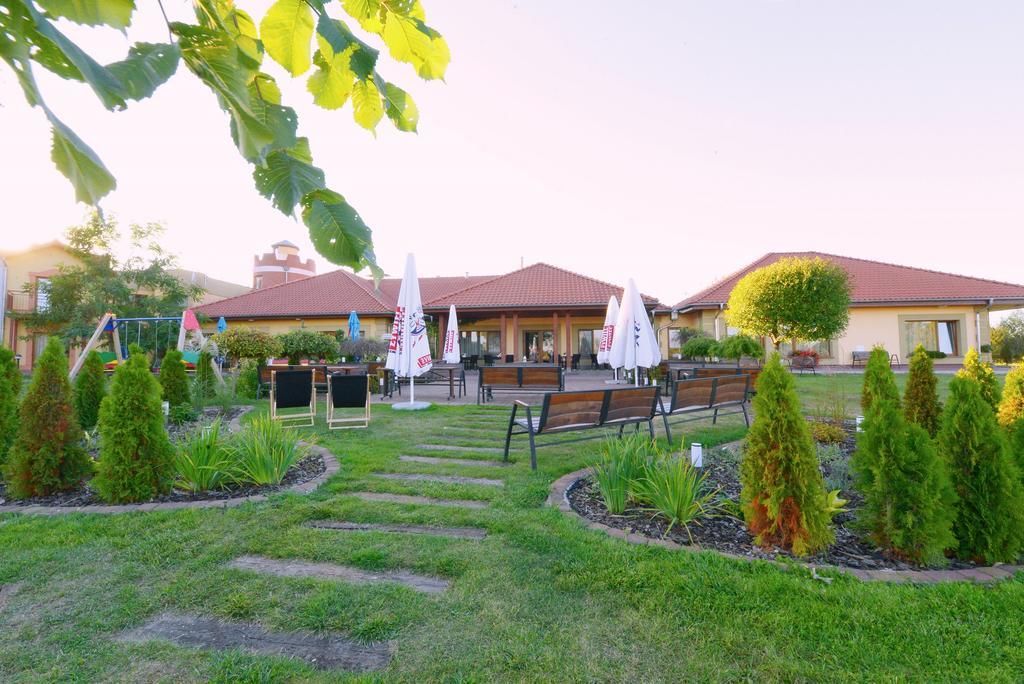 Hotel Daglezja Nad Jeziorem Kornickim Курник Экстерьер фото
