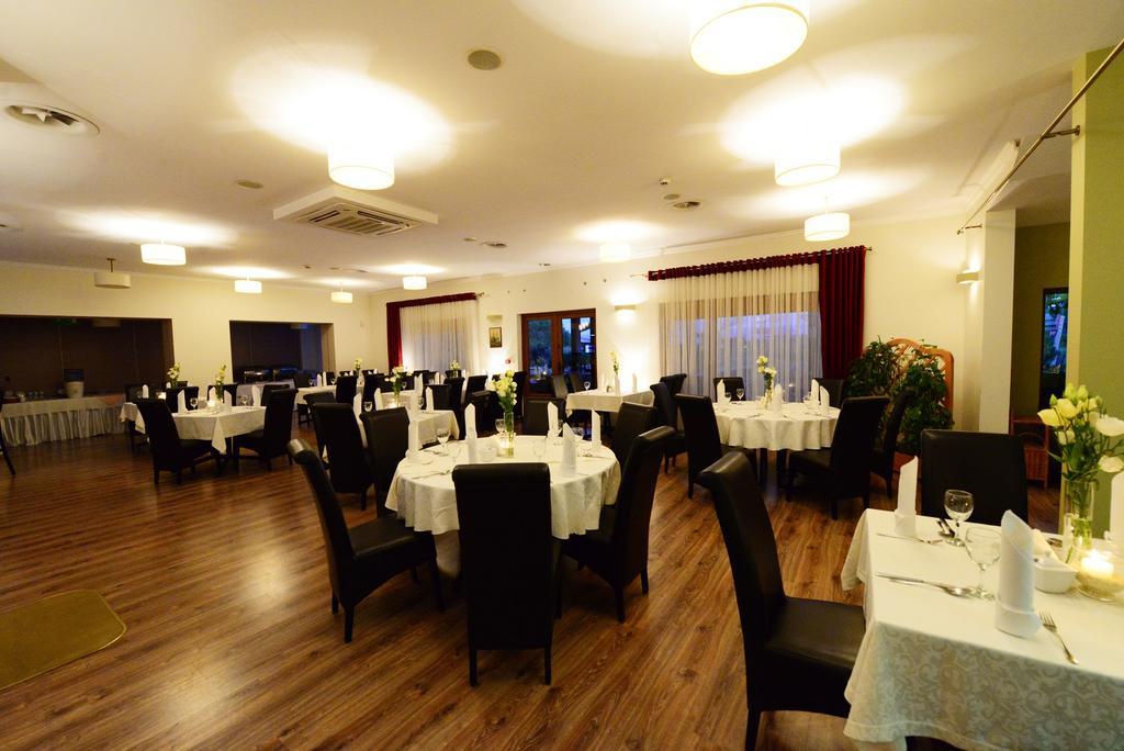 Hotel Daglezja Nad Jeziorem Kornickim Курник Экстерьер фото