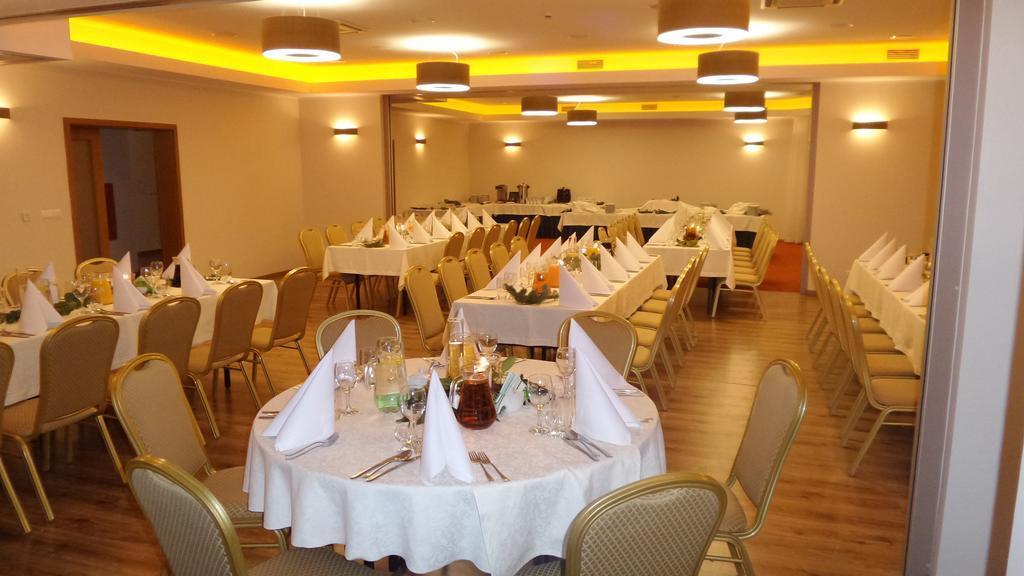 Hotel Daglezja Nad Jeziorem Kornickim Курник Экстерьер фото