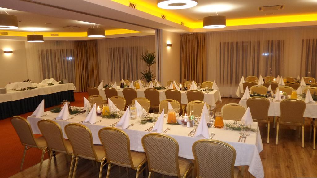 Hotel Daglezja Nad Jeziorem Kornickim Курник Экстерьер фото