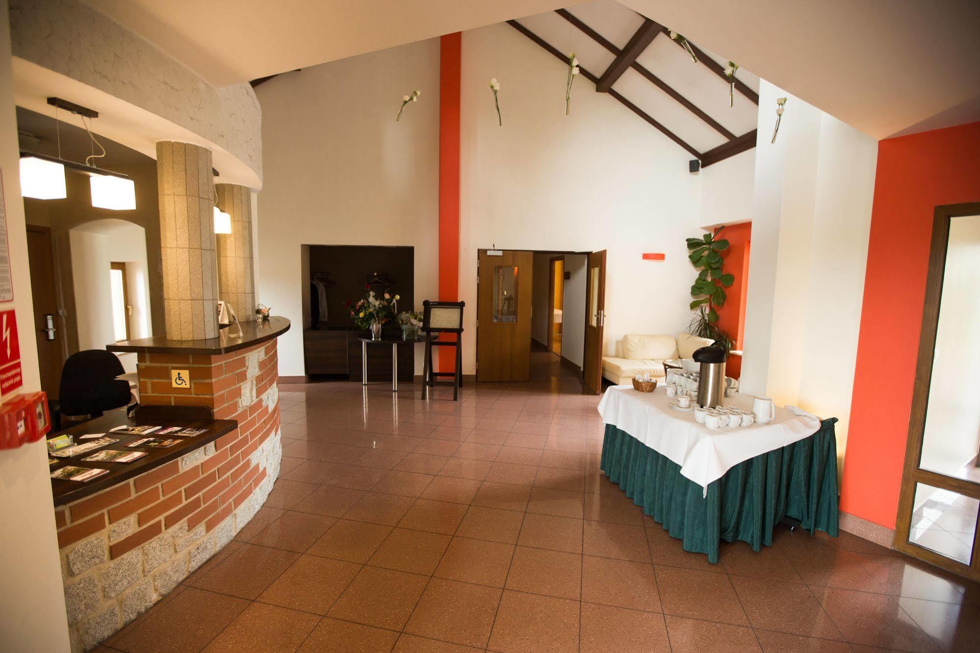 Hotel Daglezja Nad Jeziorem Kornickim Курник Экстерьер фото